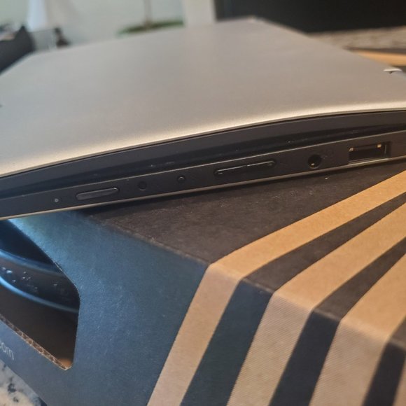 Lenovo Yoga 11.3" Laptop - Picture 4 of 10